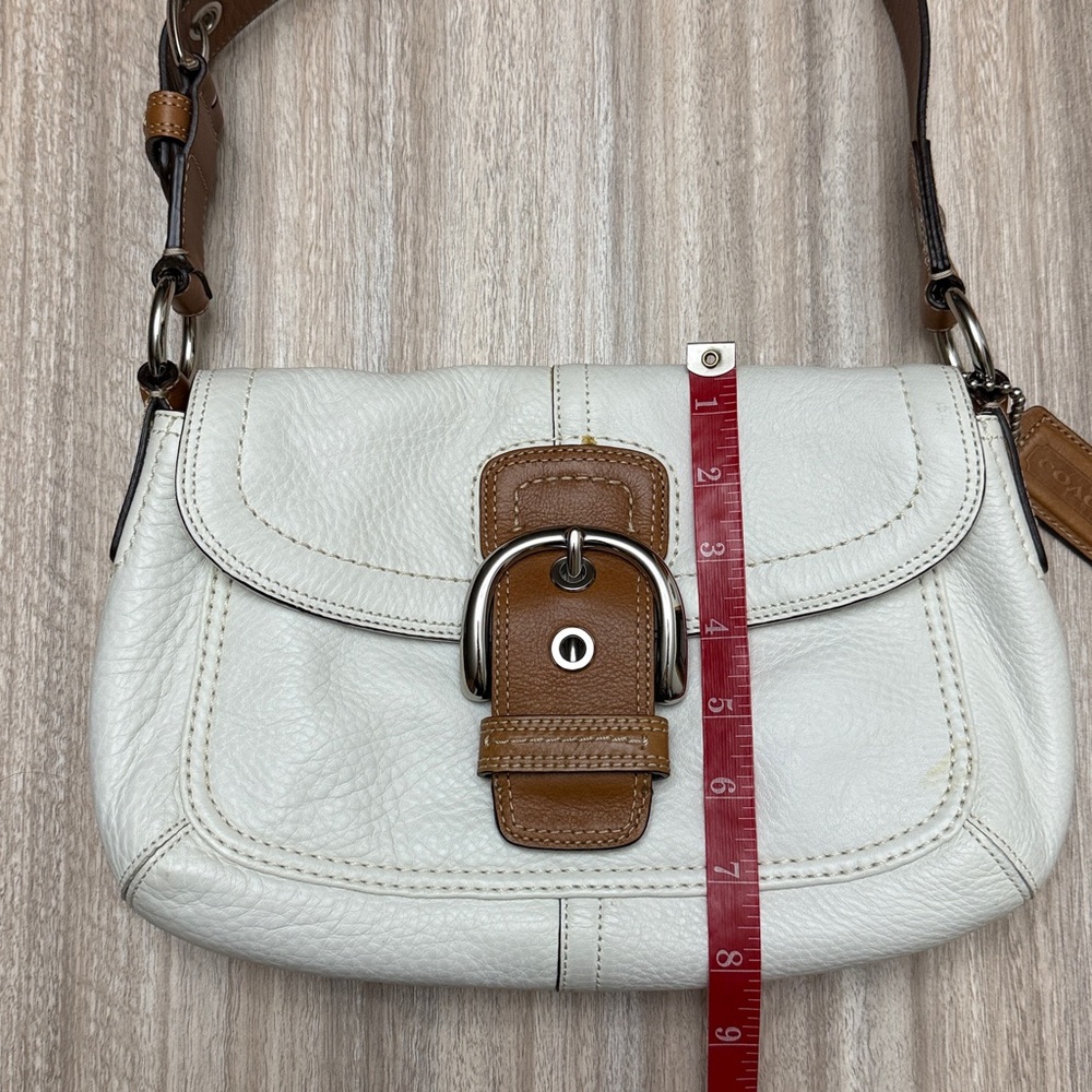 Vintage Coach Soho Flap Shoulder Bag in White / Tan Leather Is Authenticated - Picture 14 of 16